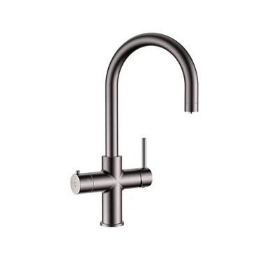 Chav ua noj kais nrog Boiling thiab sparkling dej